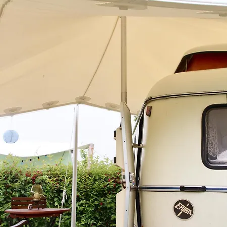 Kamp alanı Oma Edda - Glamping In Kultigem Wohnwagen Auf Seeblick Neustadt in Holstein
