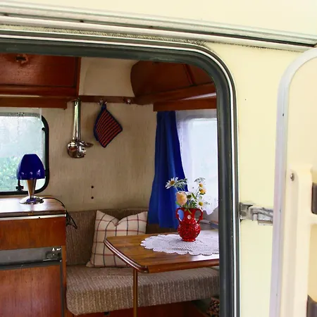 Oma Edda - Glamping In Kultigem Wohnwagen Auf Seeblick