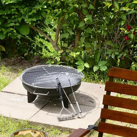 Oma Edda - Glamping In Kultigem Wohnwagen Auf Seeblick Kamp alanı Neustadt in Holstein