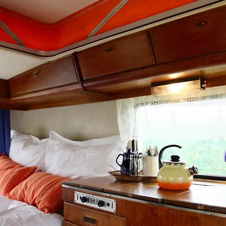 Kamp alanı Oma Edda - Glamping In Kultigem Wohnwagen Auf Seeblick