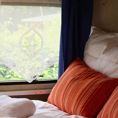 Oma Edda - Glamping In Kultigem Wohnwagen Auf Seeblick Kamp alanı Neustadt in Holstein