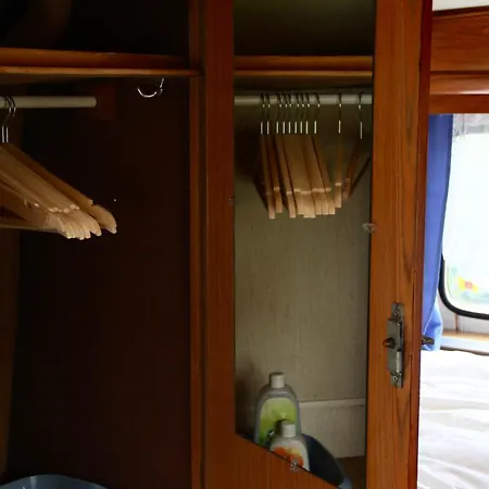 Kamp alanı Oma Edda - Glamping In Kultigem Wohnwagen Auf Seeblick