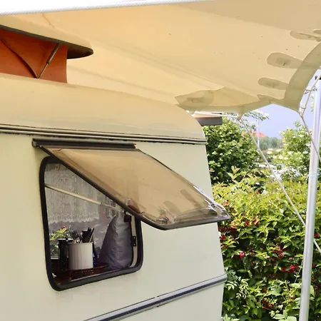 Kamp alanı Oma Edda - Glamping In Kultigem Wohnwagen Auf Seeblick *