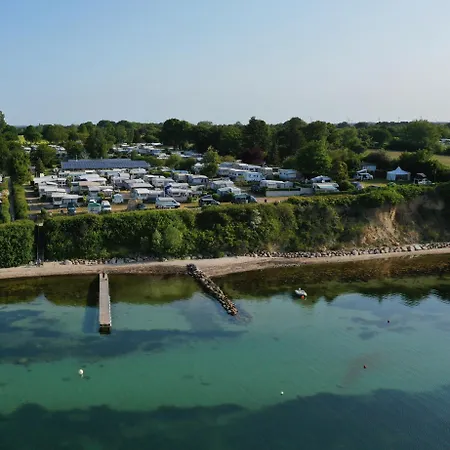 Kamp alanı Oma Edda - Glamping In Kultigem Wohnwagen Auf Seeblick *