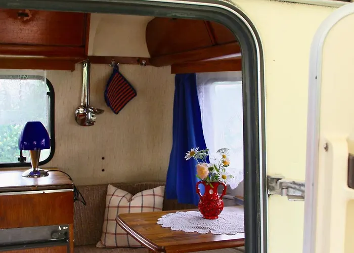 Oma Edda - Glamping In Kultigem Wohnwagen Auf Seeblick