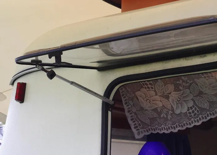 Oma Edda - Glamping In Kultigem Wohnwagen Auf Seeblick Camping